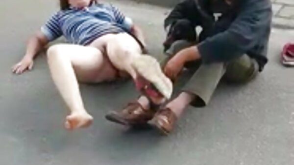 Ненаситен масер го гали солено тело на руско бебе