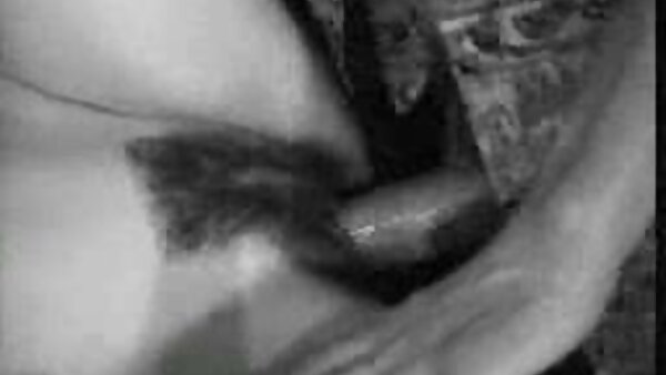 Јелена Џенсен ја лиже влакнестата пичка на секси милф Минди Минк во жешкото POV видео