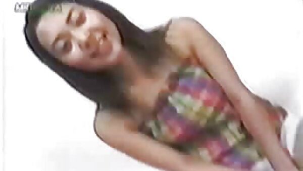 Похотливата полусестра Арија Ли си игра со курот на очувот пред да заспие