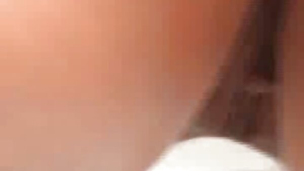 Шармантната кадрава тинејџерка Ави Лав се снима на нејзината влакнеста пичка